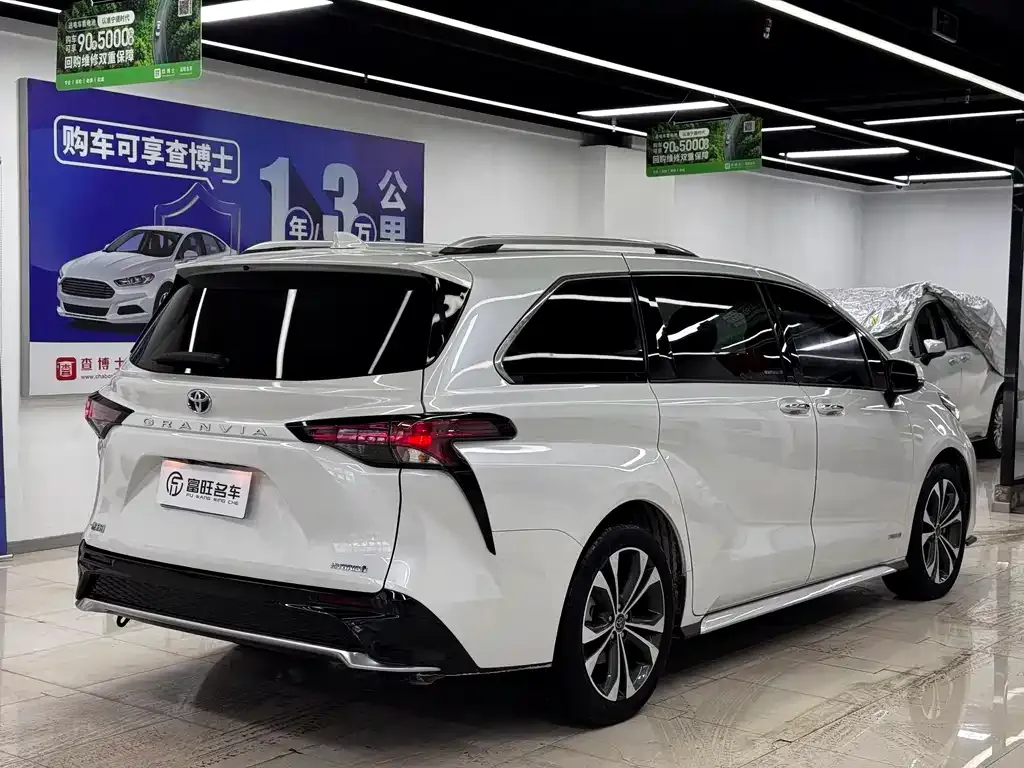 Toyota Granvia — фото 10