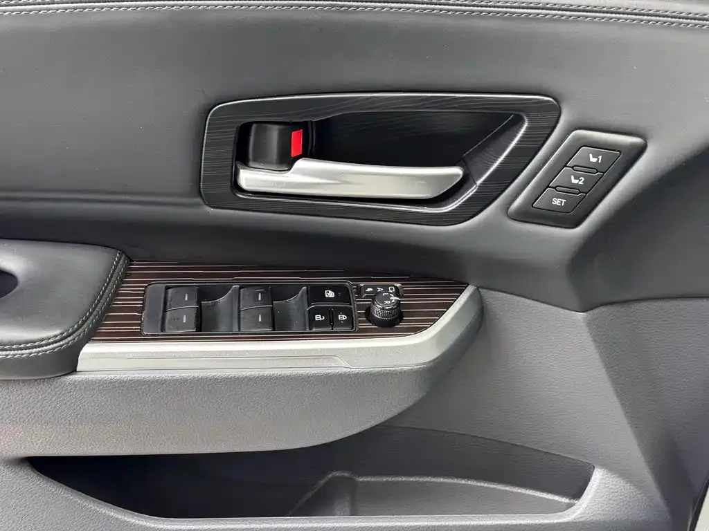 Toyota Granvia — фото 3