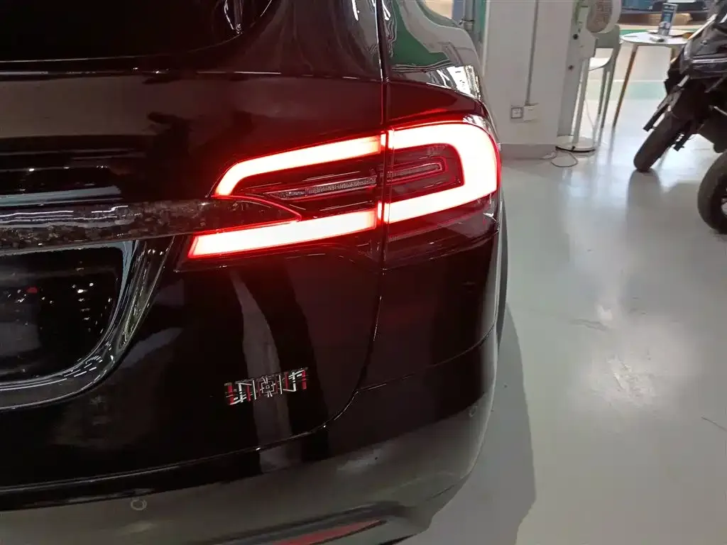 Tesla Model X — фото 2