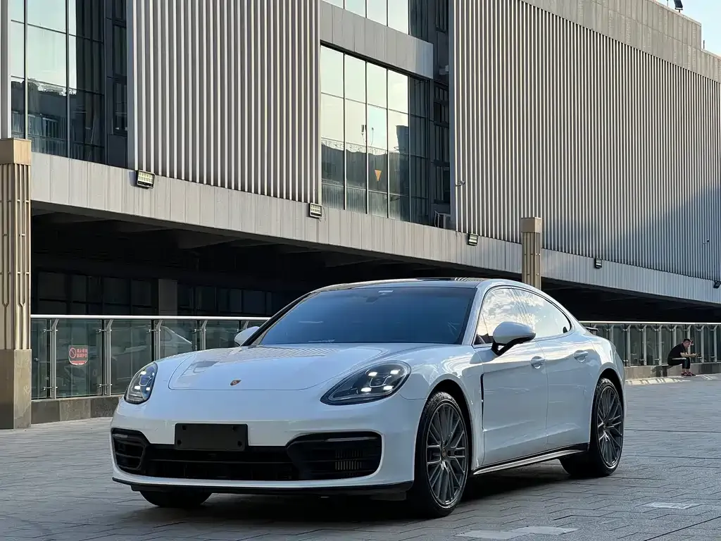 Porsche Panamera — фото 1