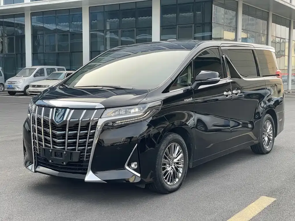 Toyota Alphard — фото 1