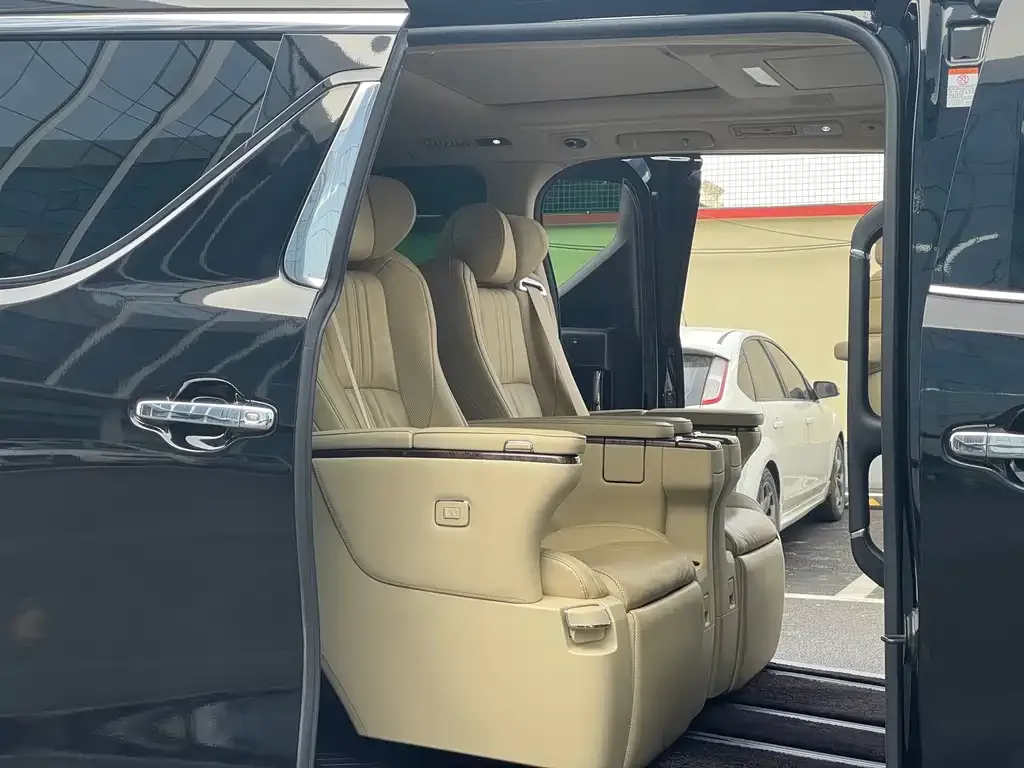 Toyota Alphard — фото 5