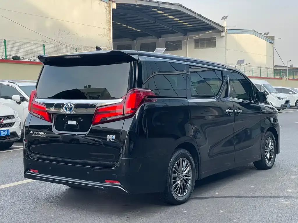 Toyota Alphard — фото 8