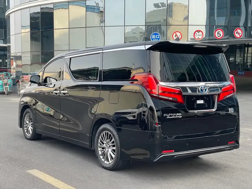 Toyota Alphard — фото 10