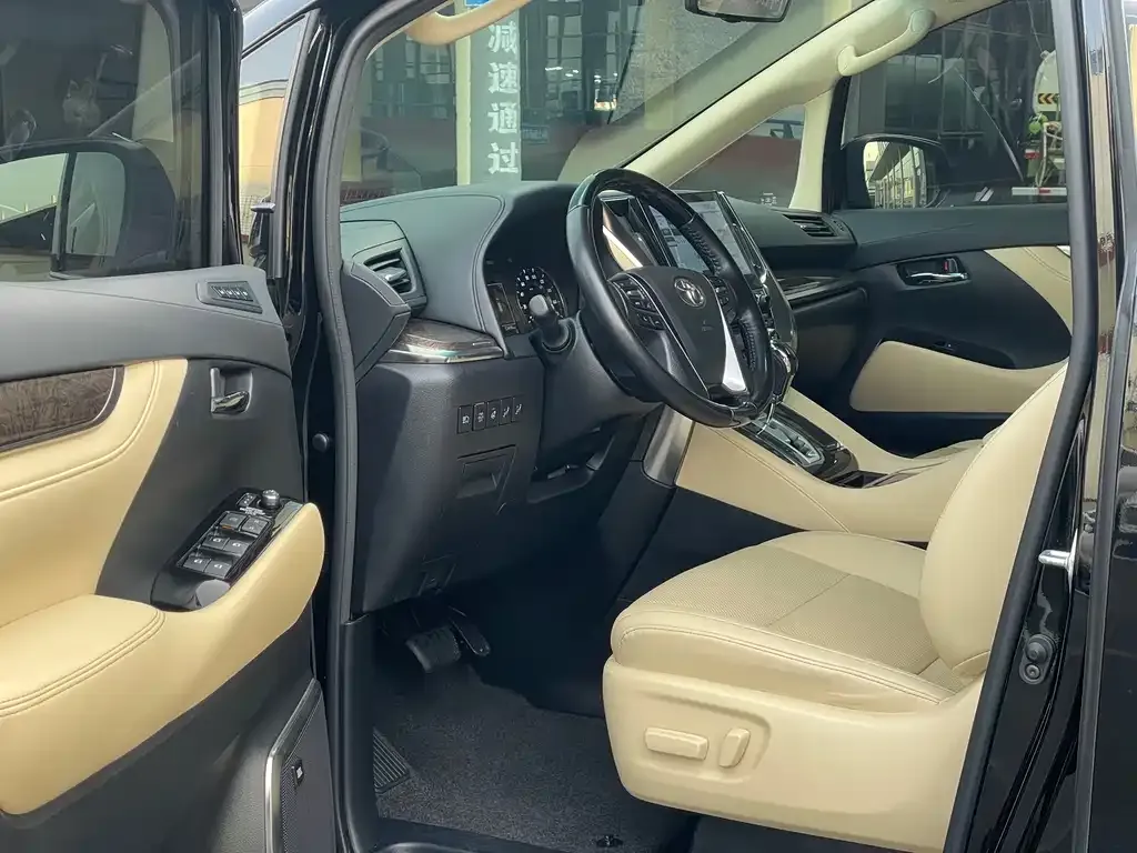 Toyota Alphard — фото 4
