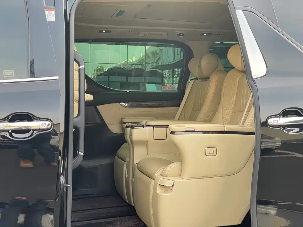 Toyota Alphard — фото 2