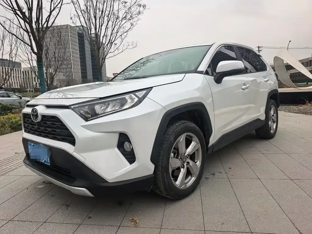 Toyota RAV4 — фото 1