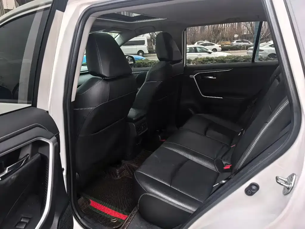 Toyota RAV4 — фото 5
