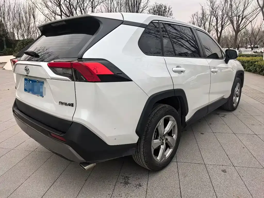 Toyota RAV4 — фото 6