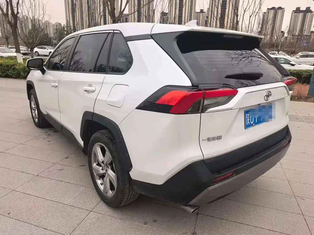 Toyota RAV4 — фото 8