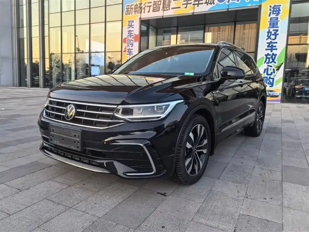 Volkswagen Tiguan L — фото 1