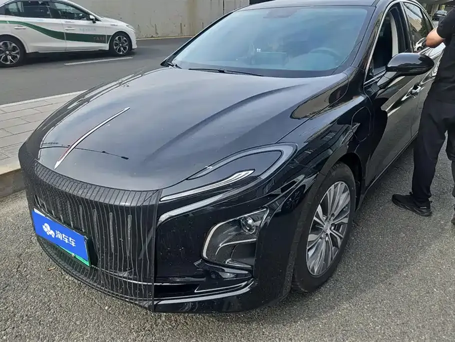 Hongqi E-QM5 — фото 1