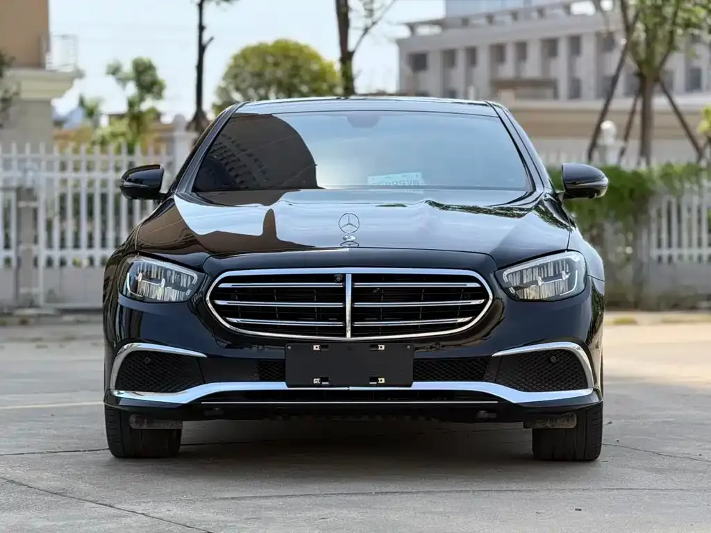 Mercedes-Benz E-Class — фото 1