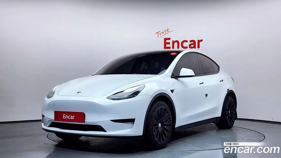 Tesla Model Y — фото 1