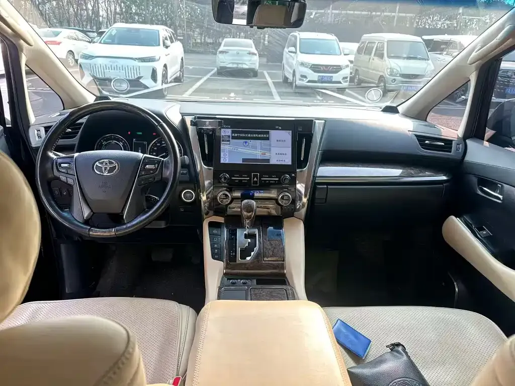 Toyota Alphard — фото 4