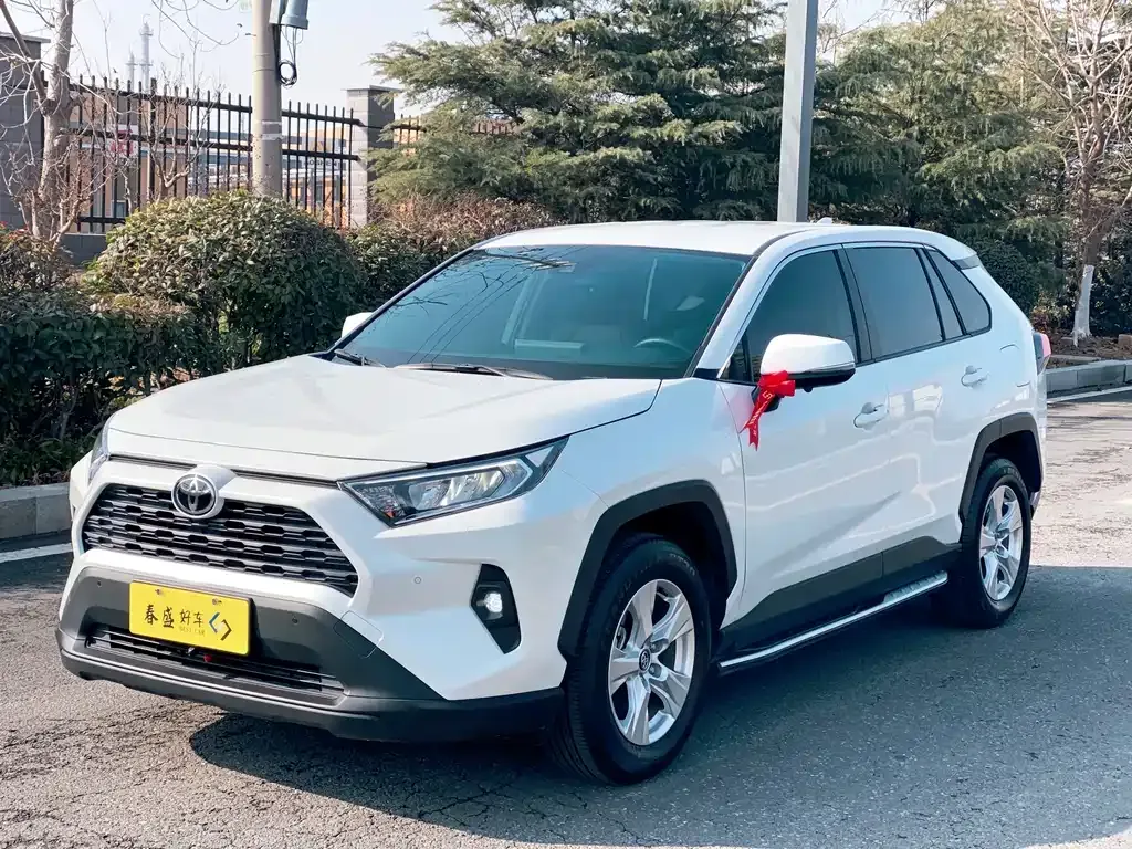 Toyota RAV4 — фото 1
