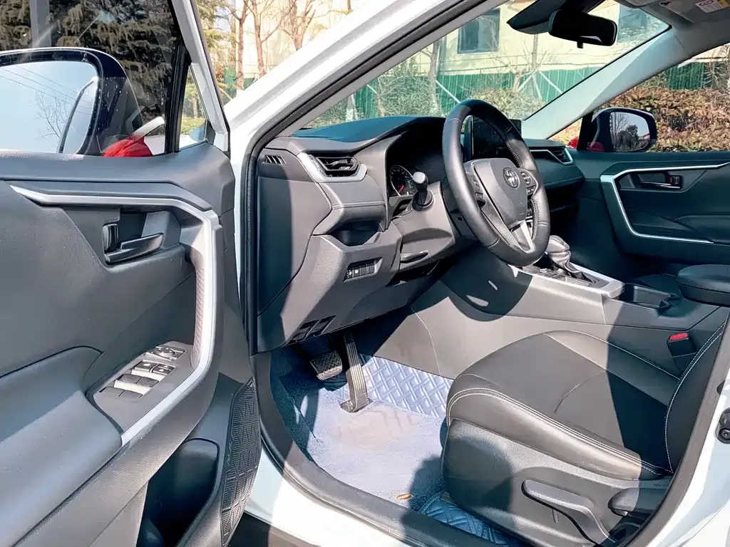Toyota RAV4 — фото 10