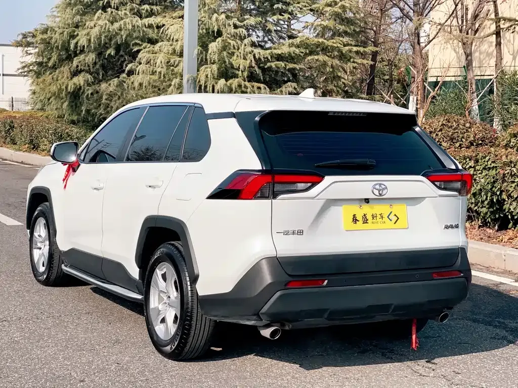 Toyota RAV4 — фото 7
