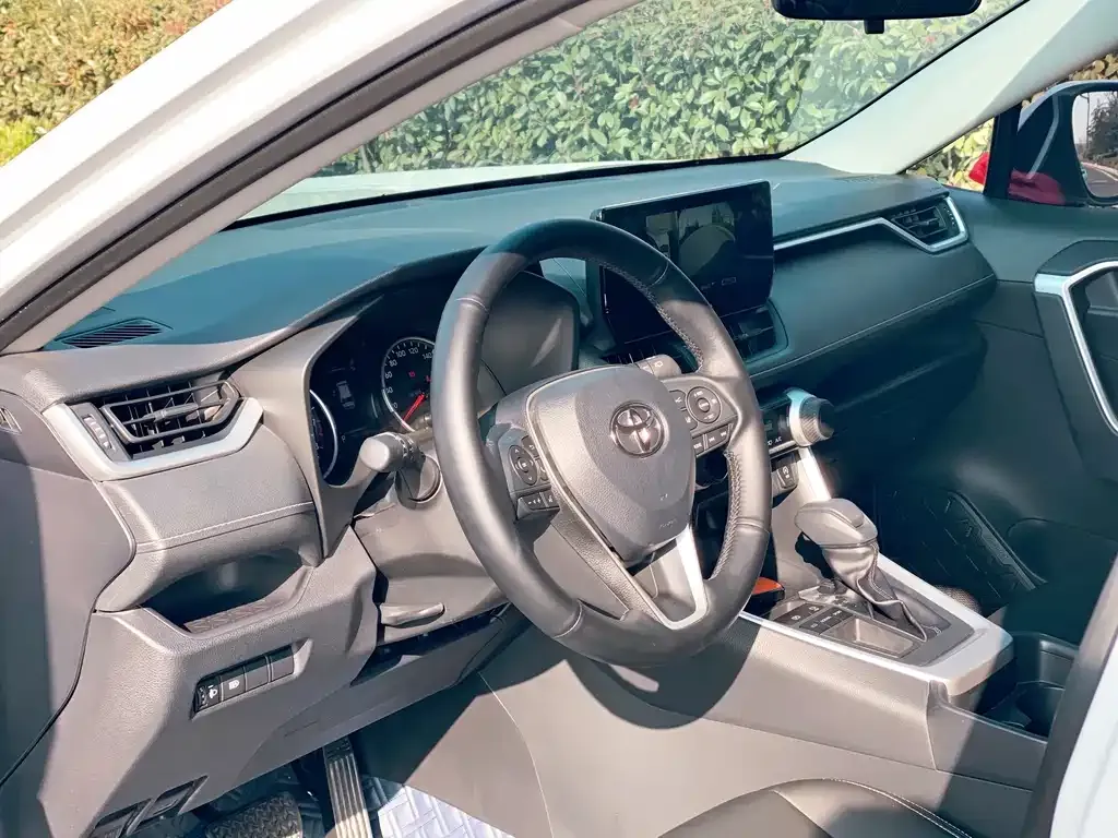 Toyota RAV4 — фото 9