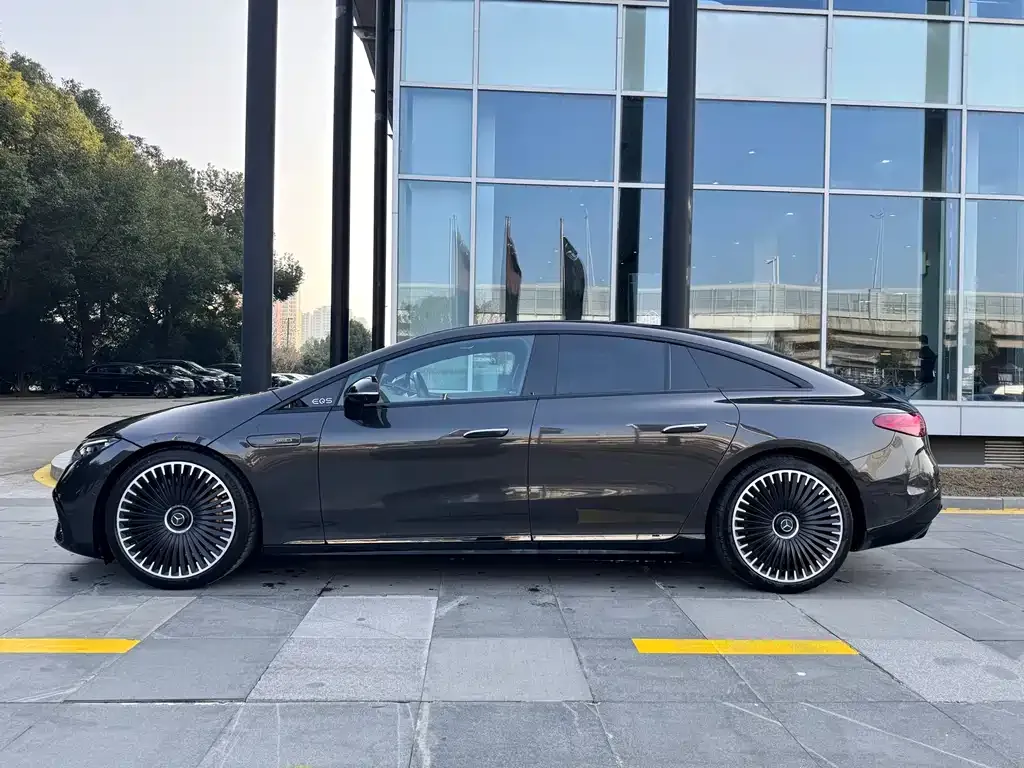 Mercedes-Benz EQS AMG — фото 10