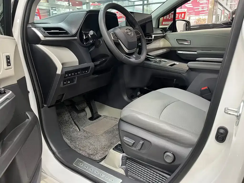 Toyota Granvia — фото 4
