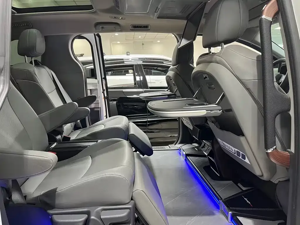 Toyota Granvia — фото 8