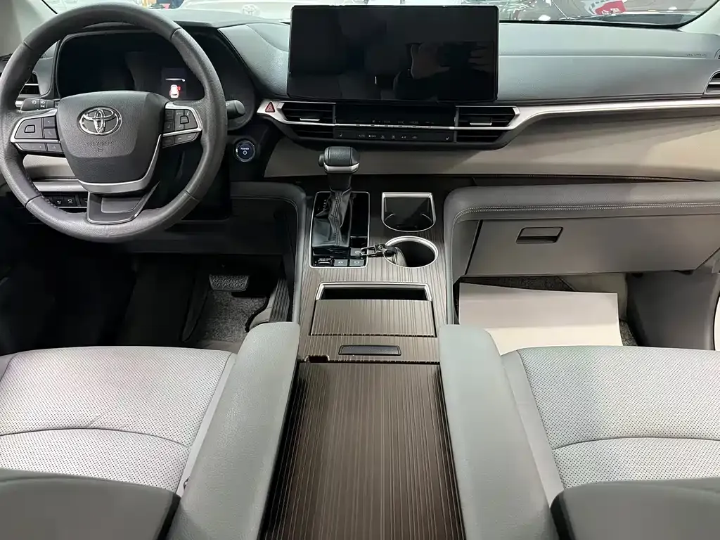Toyota Granvia — фото 9