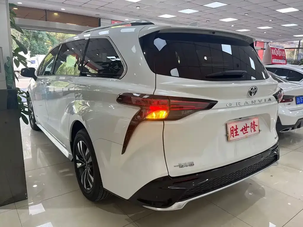 Toyota Granvia — фото 7