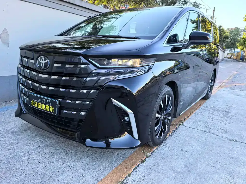 Toyota Alphard — фото 1