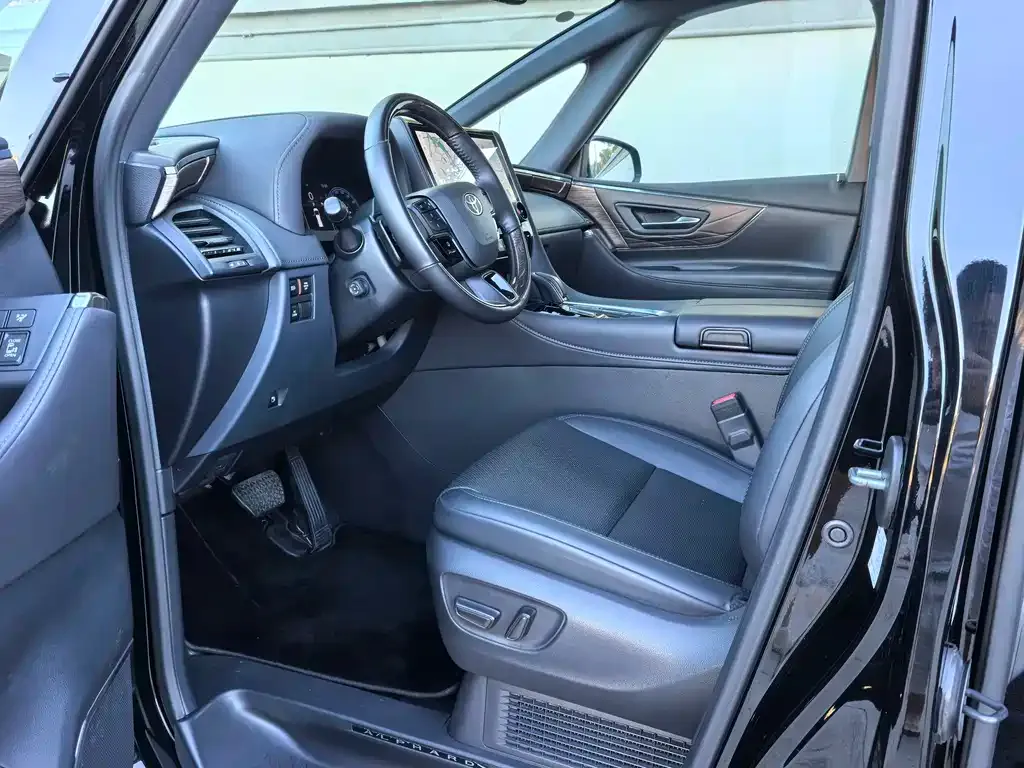 Toyota Alphard — фото 7