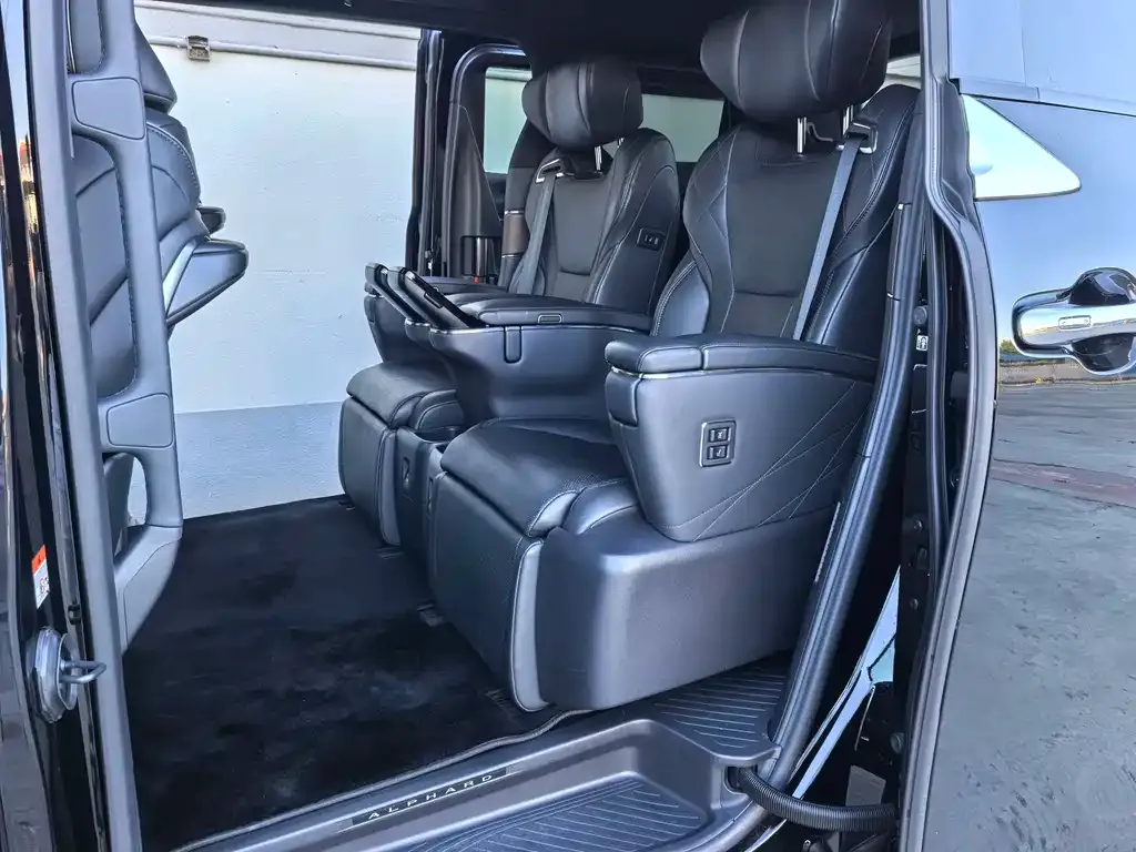 Toyota Alphard — фото 2