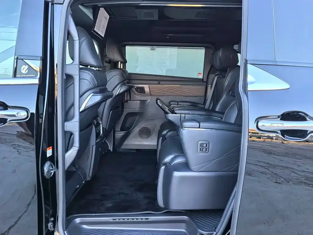 Toyota Alphard — фото 9