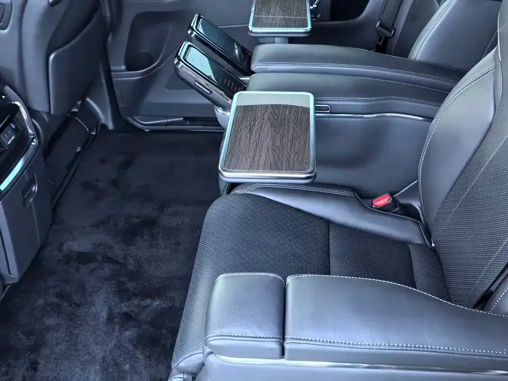 Toyota Alphard — фото 5