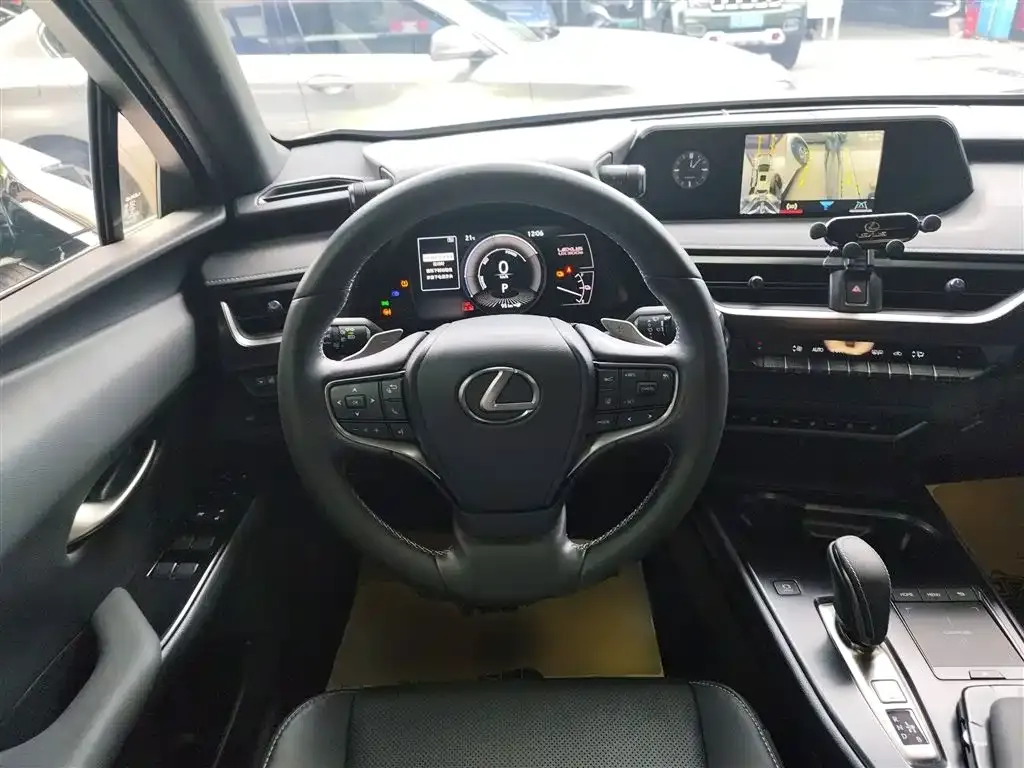 Lexus UX New Energy — фото 3
