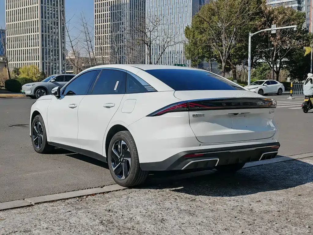 Geely Galaxy L6 — фото 10