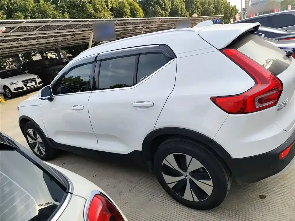 Volvo XC40 — фото 4