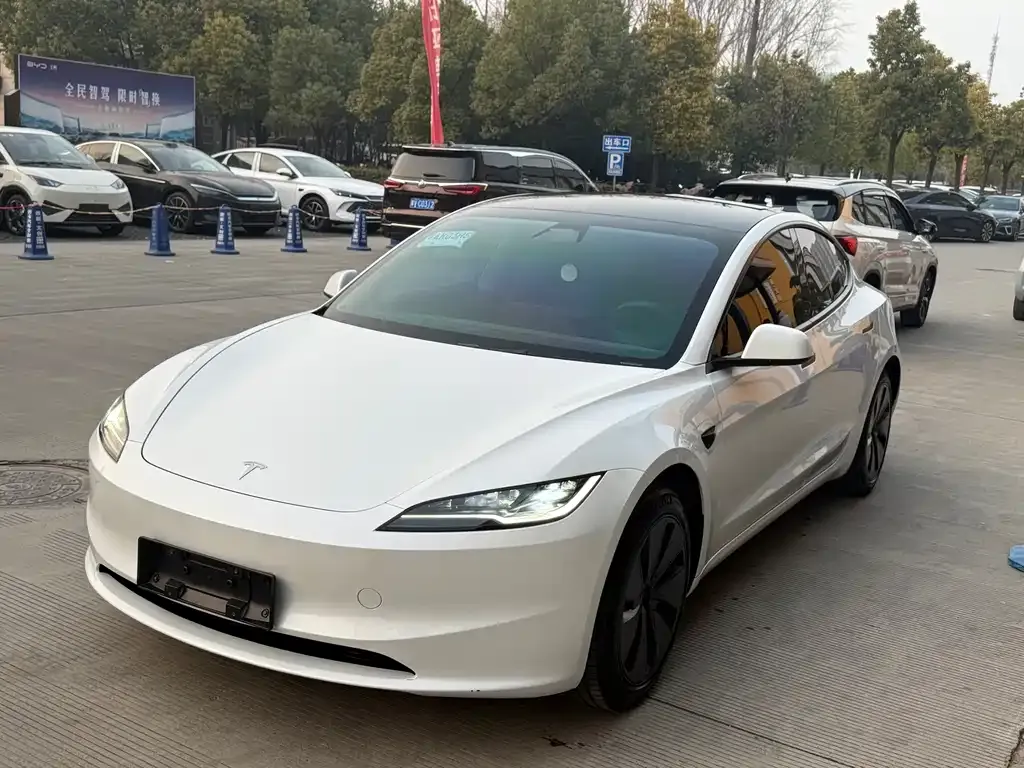 Tesla Model 3 — фото 1
