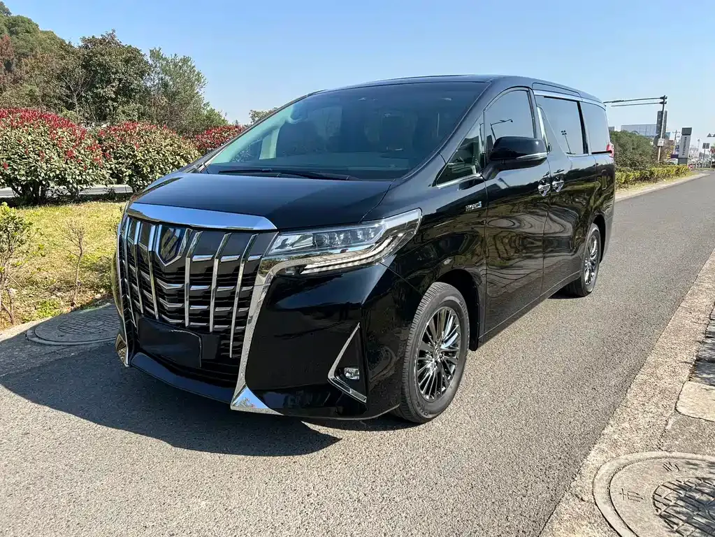 Toyota Alphard — фото 1