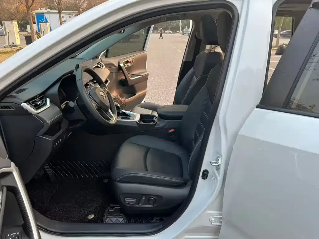 Toyota RAV4 — фото 4