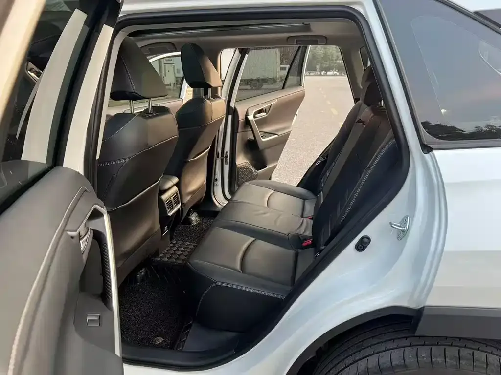Toyota RAV4 — фото 6