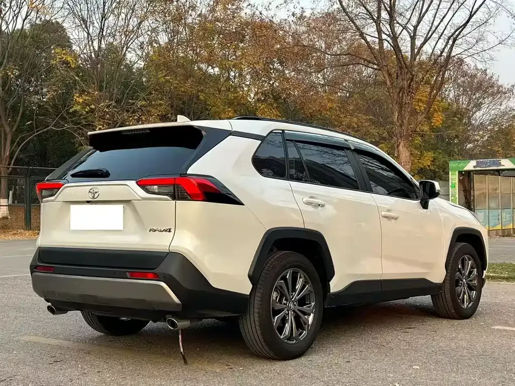 Toyota RAV4 — фото 7
