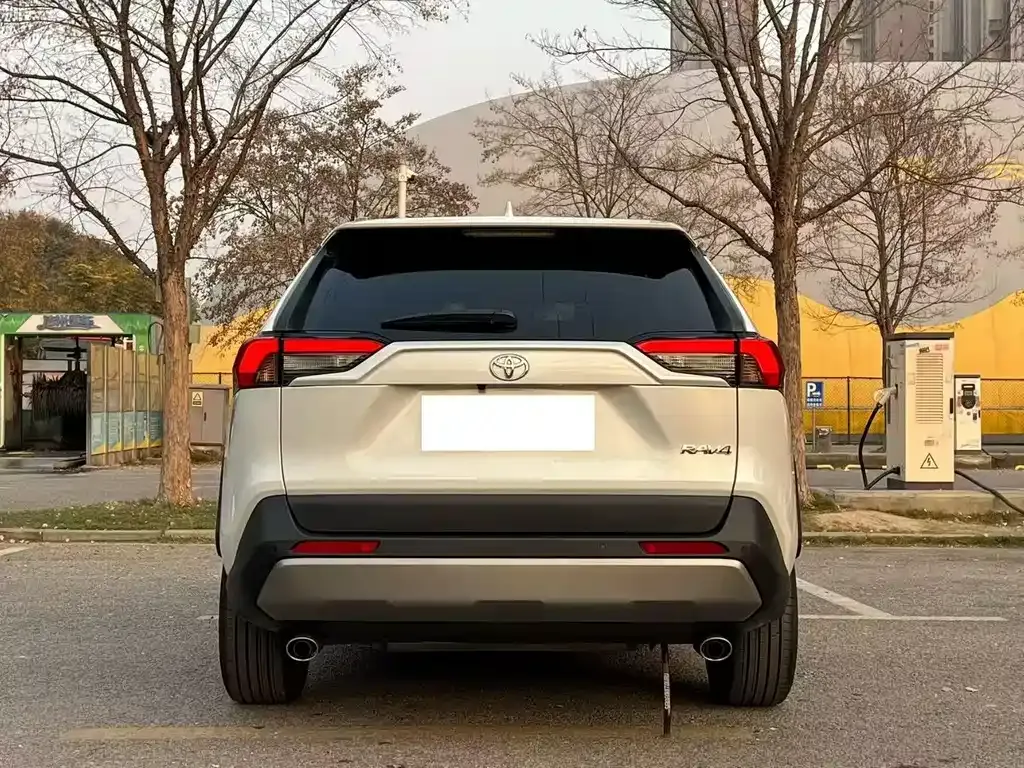 Toyota RAV4 — фото 8