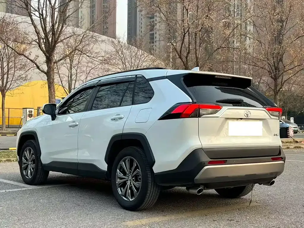 Toyota RAV4 — фото 9