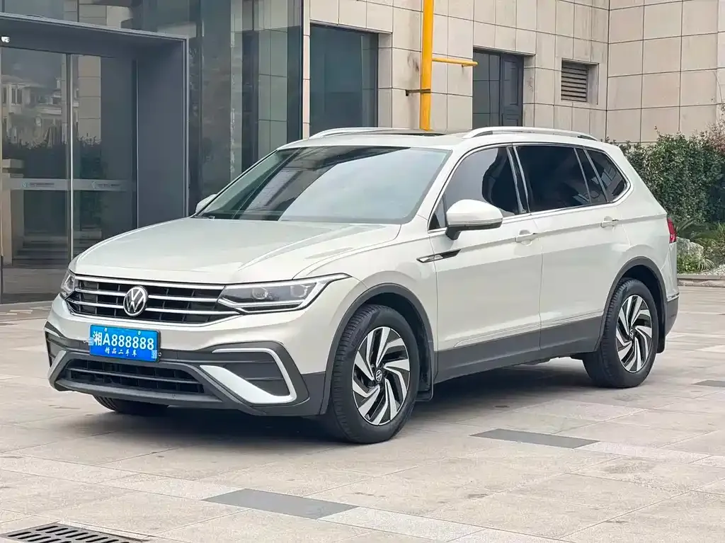 Volkswagen Tiguan L — фото 1