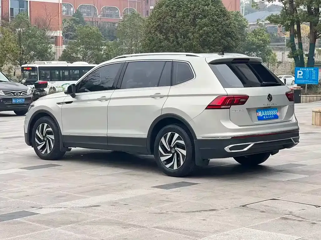 Volkswagen Tiguan L — фото 4