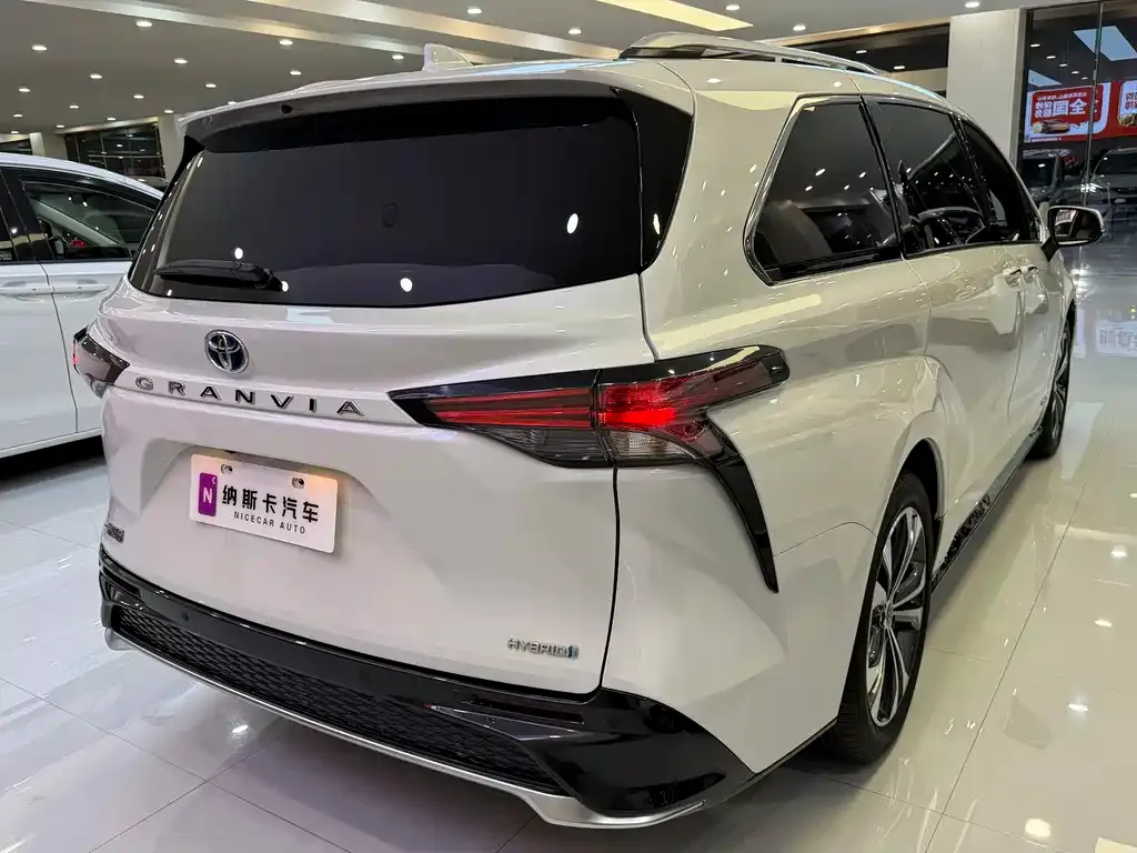 Toyota Granvia — фото 7