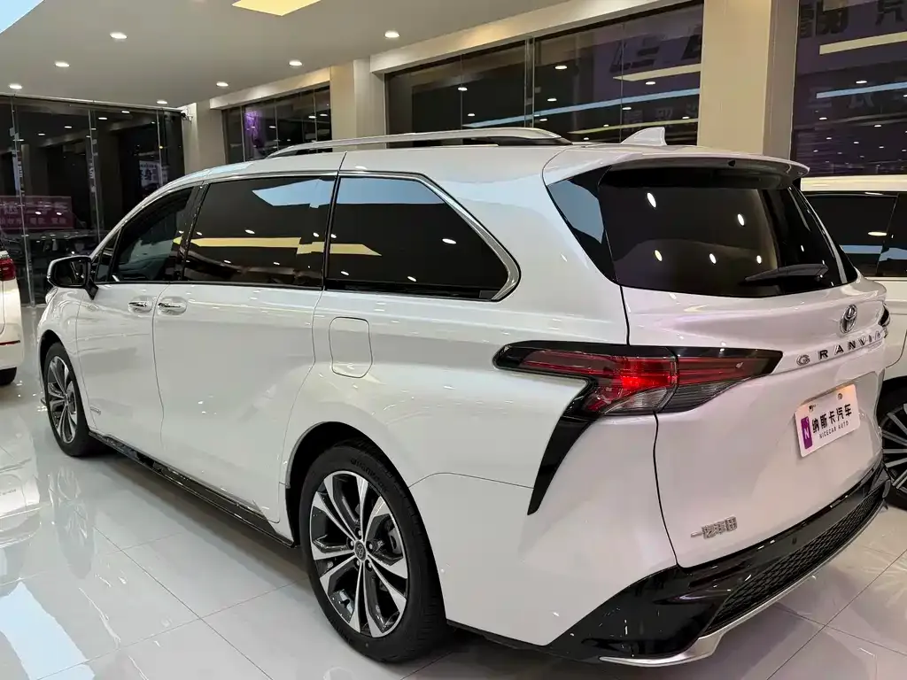 Toyota Granvia — фото 9