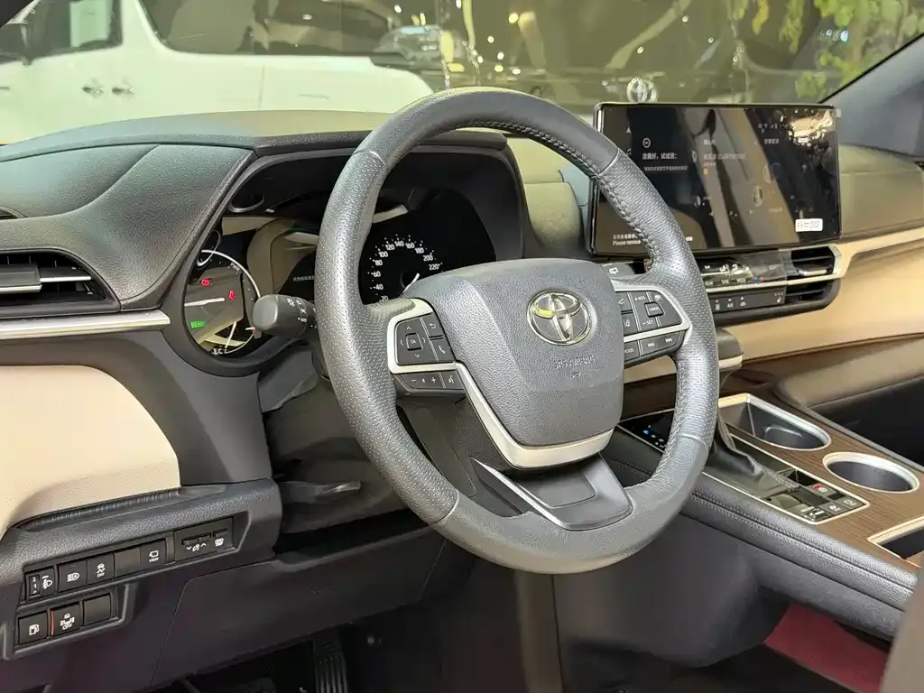 Toyota Granvia — фото 4