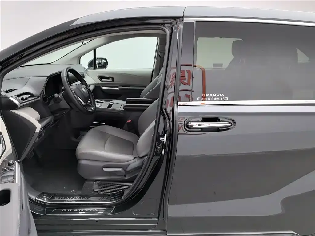 Toyota Granvia — фото 6
