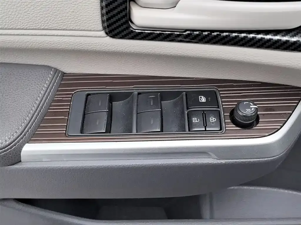 Toyota Granvia — фото 4